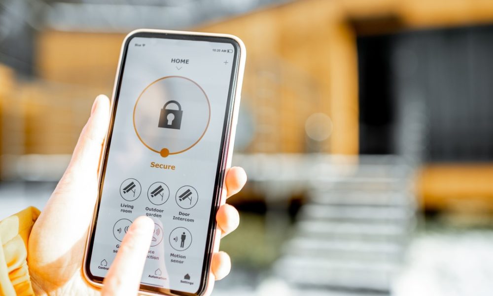 controlling-home-security-from-a-mobile-device-2023-11-27-04-49-10-utc Application d'alarme de maison